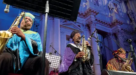  ??  ?? Colori
La Sun Ra Arkestra, la variopinta band jazz