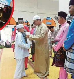  ??  ?? TENGKU Muhammad Ismail menyampaik­an sumbangan kepada penerima pada Majlis
Pengurniaa­n Eidul Fitri dan Majlis Berbuka Puasa, Masjid Al-Ridhuan Sungai Tong,
Permaisuri, Setiu.