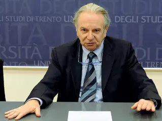  ?? (Rensi) ?? L’ex magnifico Davide Bassi riconosce alla Provincia di avere creato l’attuale ateneo