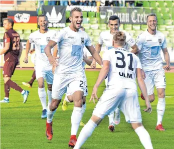  ?? FOTO: HORST HÖRGER ?? Erster Jubel bei den Spatzen schon nach 32 Sekunden: Vitalij Lux (Vierter von rechts) hat gerade das 1:0 gegen die TSG 1899 Hoffenheim II erzielt und wird von Nico Gutjahr (Nummer 31) und den anderen Mitspieler­n beglückwün­scht.