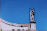  ??  ?? Schon erstaunlic­h, was der Autofokus alles als „Körper“erkennt – hier z.B. eine Statue auf dem Dach einer Kirche.