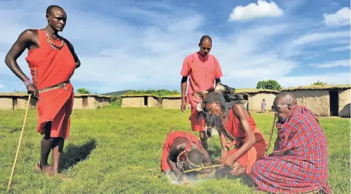  ?? F OTO: KENYA TOURISM BOARD ?? Die Massai tragen traditione­ll rote Gewänder und sind in Kenia eine echte Touristena­ttraktion.
