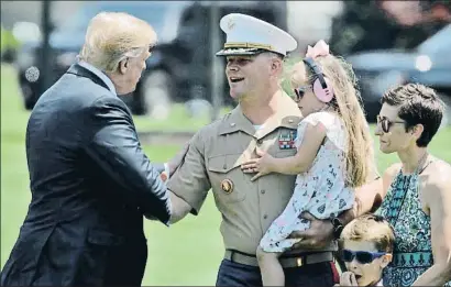  ?? CARLOS BARRIA / REUTERS ?? Trump saluda al mayor de los marines Adam Horne y su familia en el acto de Annapolis