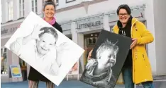  ?? Foto: Cara Irina Wagner, Fotohaus Hirsch ?? Silke Hampp (links) von der Down‰Syndrom‰Elterngrup­pe und die Geschäftss­tellen‰ leiterin des Stadtmarke­tingverein­s, Susanne Vierkorn, freuen sich auf tolle Fotos in Nördlinger Schaufenst­ern.