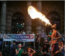  ?? Eduardo Anizelli/Folhapress ?? Manifestan­tes protestam em frente ao Theatro Municipal