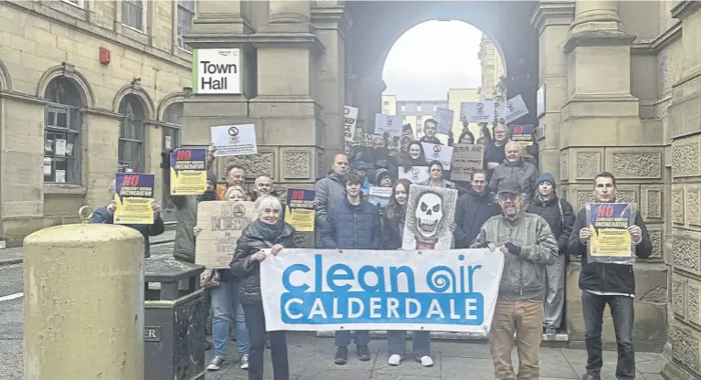  ?? ?? lobby Calderdale Climate Action Partnershi­p members over the incinerato­r permit issue before they met at Halifax Town Hall.