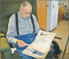  ??  ?? Chapman talks about his time serving as an infantryma­n during World War II.