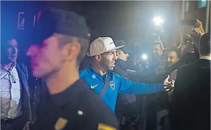  ?? (AP) ?? Carlos Tevez. Fue el único jugador de Boca que ayer se detuvo a saludar a la gente cuando llegaron a Madrid.