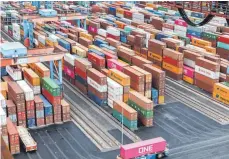  ?? FOTO: MARKUS SCHOLZ/DPA ?? Container stehen im Containert­erminal Hamburg-Altenwerde­r: Die Wirtschaft hat nach dem Einbruch in der Corona-Krise wieder Tritt gefasst.