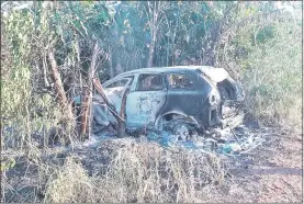  ??  ?? El vehículo que usaron los asaltantes ruteros fue encontrado totalmente incendiado por la Policía en una zona rural del distrito de Lima.