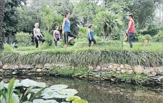  ?? PERE DURAN / NORD MEDIA ?? En el establecim­iento de La Bruguera de Púbol, un grupo de turistas procedente­s de Gran Bretaña hace yoga tras practicar ciclismo por la zona