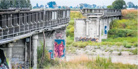  ?? Photo / Paul Taylor ?? Brookfield­s Bridge, between Pakowhai and Meeanee, was one of many in Hawke’s Bay damaged by Cyclone Gabrielle and contributi­ng to Napier’s isolation.