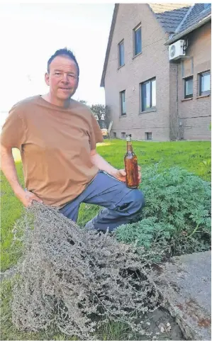  ?? FOTO: CREMERS ?? Karl-Heinz Cremers und der Elferrat 2019 in Auwel-Holt haben eigene WermutPfla­nzen im Garten, um ihren Els herzustell­en.