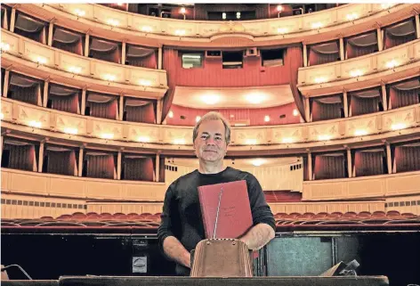  ?? FOTO: CHRISTIANE KELLER ?? Axel Kober mit der „Walküre“-partitur im Orchesterg­raben der Staatsoper Wien.