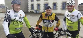  ??  ?? François Hamon, au centre, en compagnie de ses amis André Cochou et Christian Bellanger à l’entraîneme­nt.