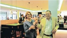  ??  ?? Charlotte und Hermann Buhl in der „Hoga Lounge“, dem öffentlich zugänglich­en Res taurant mit Bar und Café, das zum Business Center gehört.