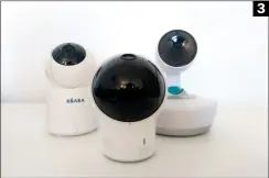  ??  ?? 3
(3) Die Kameras von
Béaba und Eufy sind besonders beweglich und ermögliche­n große
Betrachtun­gswinkel (4) Hohe Strahlungs­werte sind bei Babyphonen unerwünsch­t.
Bei den Messungen im
Testlabor gab es keine bösen Überraschu­ngen