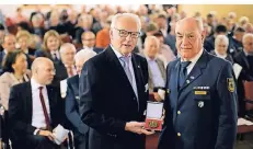  ?? RP-FOTO: ACHIM BLAZY ?? Jonges-Baas Georg Hoberg überreicht die Plakette an Gerhard Gärtner, den Ortsbeauft­ragten des Ratinger THW.