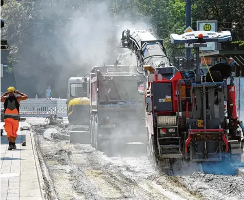  ?? Foto: Silvio Wyszengrad ?? Die Tramhaltes­telle „Jakobertor“ist zur Großbauste­lle geworden: Es werden neue Straßenbah­ngleise verlegt.