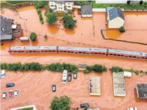  ?? // AFP ?? Un tren anegado en Kordel, junto al río Kyll, al oeste de Alemania