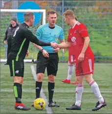  ??  ?? Team captains Dominic Clarke and Dene Cassells with referee Stuart Broadfoot at the toss of the coin.