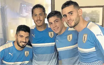  ??  ?? Idolo y pibes. Luis Suárez subió a Twitter una foto con Mauricio Lemos, Federico Valverde y Gastón Pereiro.