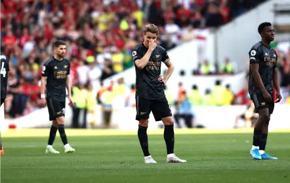  ?? FOTO: DARREN STAPLES/LEHTIKUVA-AFP ?? ■
Uppgivna Arsenalspe­lare i samband med förlusten mot Nottingham Forest. Resultatet innebar att Manchester City tog sin tredje ligatitel på raken.