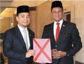  ?? — THOMAS YONG/THE Star ?? State expenditur­e: Onn Hafiz (left) and State Secretary Tan Sri dr azmi rohani with a copy of the budget.