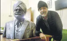  ?? HT PHOTO ?? Sculptor Prithipal Singh Ladi with a bust of his father late Santokh Singh which is cast in fibre glass with metal coating.