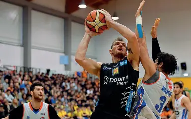  ??  ?? In azione Il trentino Luca Lechthaler in campo durante l’amichevole di metà settimana contro Treviso Domani si torna in campo