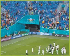  ?? AFP ?? AFORO. Con algunos hinchas, así celebraron los jugadores.