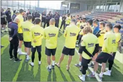  ??  ?? Los jugadores del Barça, antes de comenzar un entrenamie­nto.