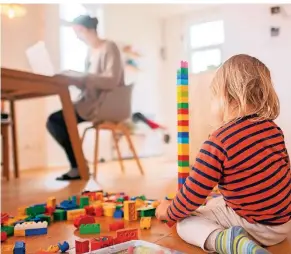  ?? FOTOS: DPA ?? Viele Eltern folgten dem Aufruf des Landes und betreuten die Kinder zu Hause.