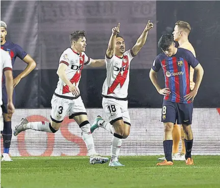  ?? ?? Hazaña. Los jugadores del Rayo Vallecano celebran luego del segundo gol anotado por Fran García sobre el Barcelona.