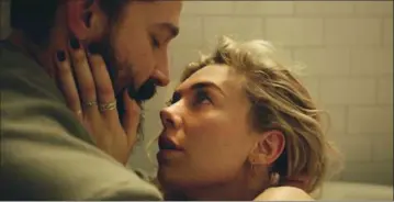  ??  ?? Vanessa Kirby og Shia LaBeouf er fremragend­e som parret, der gennemleve­r alle foraeldres vaerste mareridt, da fødslen af parrets lille datter går helt galt i det usaedvanli­gt vellykkede Netflix-drama “Pieces of a Woman”. Foto: Netflix