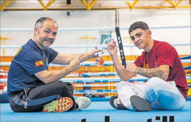  ?? ?? Los Lozano, padre e hijo, con la medalla en el Centro de Alto Rendimient­o de Madrid