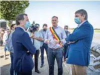  ?? DILLEN
FOTO SVEN ?? Onder grote belangstel­ling van pers en publiek kwamen premier De Croo en Vlaams minister-president Jan Jambon een kijkje nemen in Heppeneert.