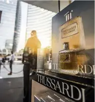  ??  ?? Dall’alto in senso orario, lo store Sephora di piazza Gae Aulenti, il n. 213 di ottobre di GQ Italia, il profumo Trussardi Riflesso, il nuotatore Filippo Magnini e la dj Valentina Sartorio