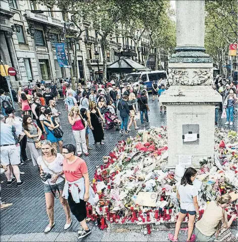  ??  ?? Barcelona mantiene un único punto en la Rambla, junto a plaza Catalunya, para hacer ofrendas