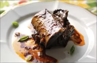  ?? ANDREW SCRIVANI, NYT ?? Chile-braised beef short ribs, made using an electric pressure cooker.