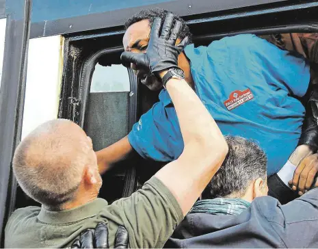  ??  ?? Zpátky! Italští policisté zatlačují zpět do sběrného autobusu uprchlíky, kteří tábořili ve Ventimigli­i u hranic s Francií. Ta je na své území nepustila. Na snímcích dole, které pořídil za jízdy v kamionu reportér iDNES.cz, se běženci snaží ve...