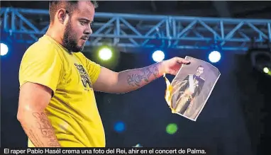  ?? TOMÀS MOYÀ ACN / VIOLETA GUMÀ ?? El raper Pablo Hasél crema una foto del Rei, ahir en el concert de Palma.