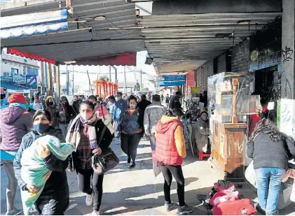  ?? LUCIANO THIEBERGER ?? Imagen de La Matanza. Movimiento en el centro de Laferrere en plena cuarentena.