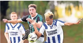  ?? FOTO: HORSTMÜLLE­R ?? Jacob Ballah (r.) erzielte beim Spiel in Meerbusch vor der Karnevalsp­ause seinen ersten Saisontref­fer. Er traf zum zwischenze­itlichen 1:1.