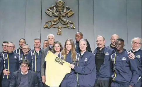  ?? CNS Presentaci­ón de Athletica Vaticana, en el Vaticano, el 10 de enero. Melchor Sánchez de Toca, es el cuarto por la derecha ??