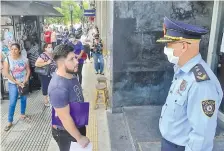  ??  ?? El jefe de la comisaría 3ª Asunción, comisario Carlos López, da las indicacion­es a los presentes para ingresar al Correo.