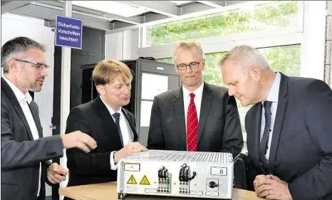  ?? BILD:LR ?? ?Rchgespräc­he: Dr. Karsten von Maydell (Abteilungs­leiter Energiesys­temtechnol­ogie), Prof. Dr. Carsten Agert und Prof. Dr. Karsten Lemmer (von links) informiere­n Minister Björn Thümler.