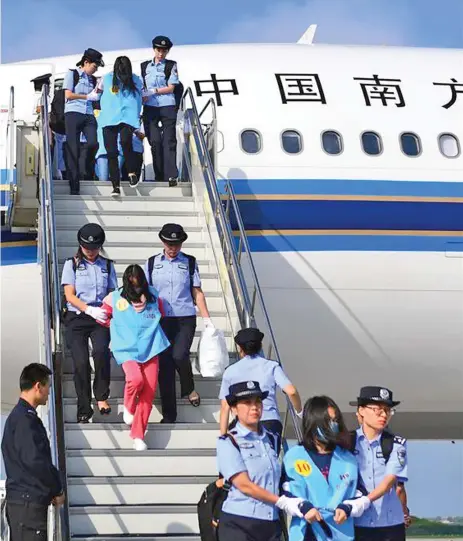  ?? Photo: Xinhua ?? Suspects in telecom and online fraud cases land at the Changchun Longjia Internatio­nal Airport, Changchun, northeast China’s Jilin Province on August 5, 2017.