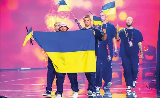  ?? EFE ?? Kalush Orchestra, ganadores de Eurovisión 2022, portan la bandera de Ucrania en la final de Turín