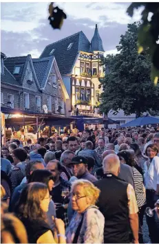  ?? RP-ARCHIVFOTO: DIETRICH JANICKI ?? Das Heimatfest ist ein Publikumsm­agnet. Dabei spielen Bands auch Live-Musik. Sie war in diesem Jahr ein Problem.